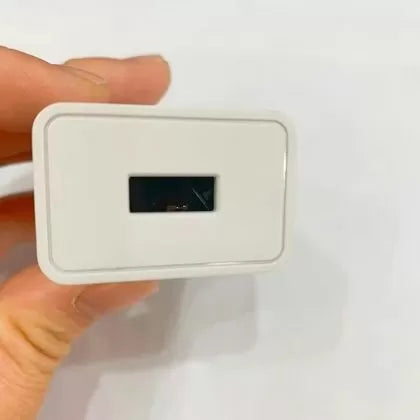 Cutie de depozitare ascunsă în formă de încărcător de telefon